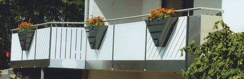 Balkon mit Lochblechfüllung, Edelstahlhandlauf und Blumenkästen