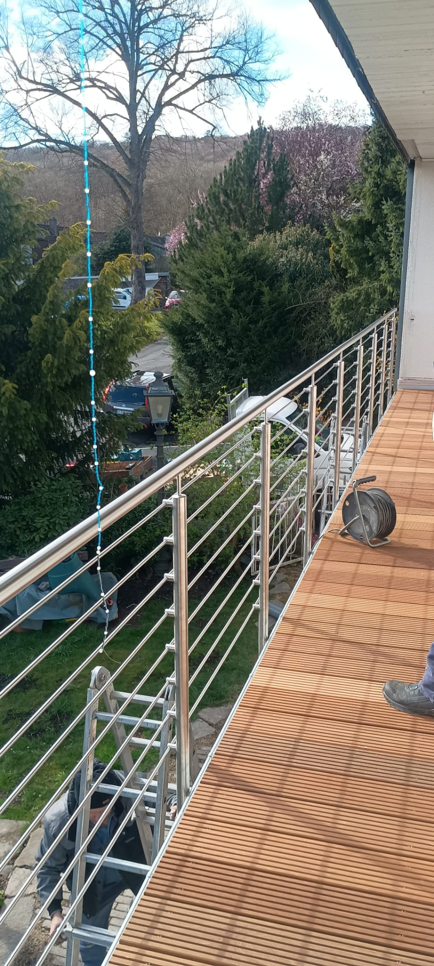 Edelstahlgeländer mit Querstäben auf einem Holzbalkon