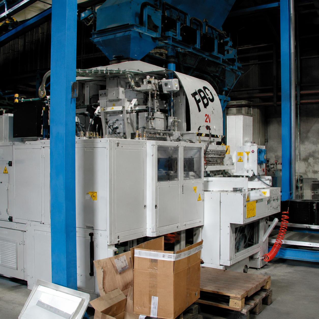 Industriemaschine mit Stahlgestell in einer Produktionshalle
