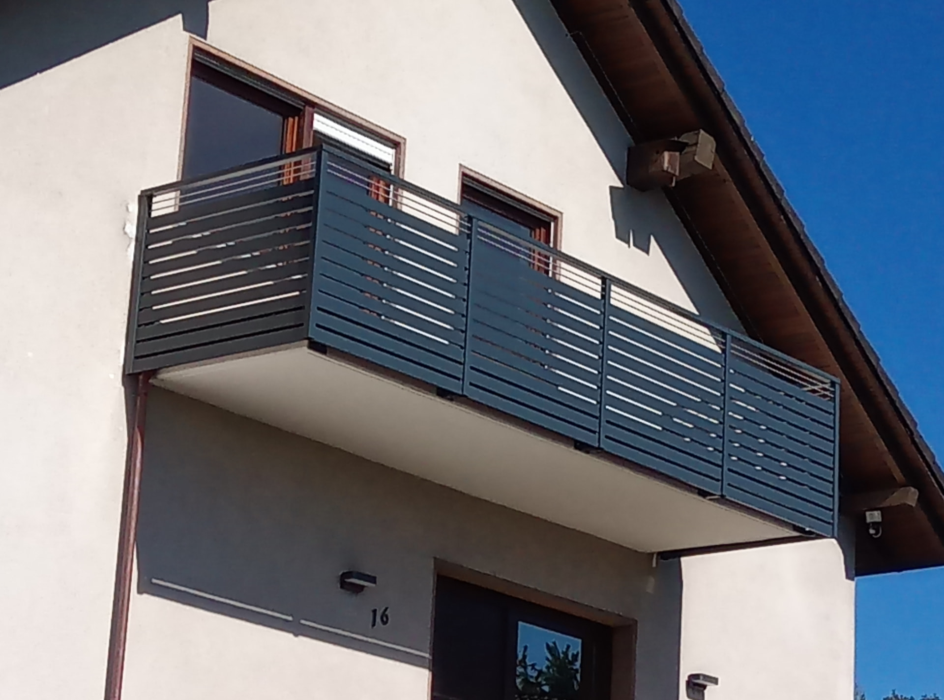 Anthrazitfarbener Balkon mit Querlattenfüllung