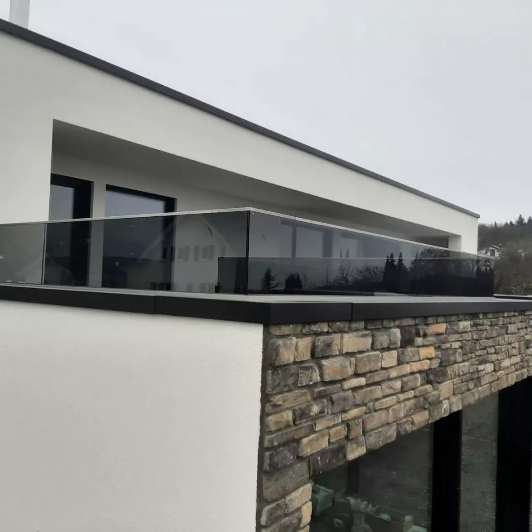 Rahmenloses Ganzglasgeländer an einer Dachterrasse