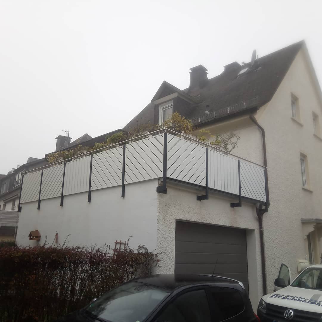 Dachterrassengeländer mit weißen Schrägfüllungen