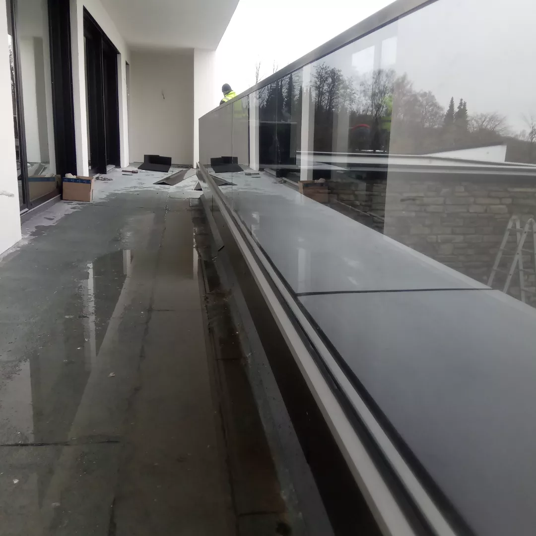 Ganzglasgeländer auf einer Terrasse während der Montage