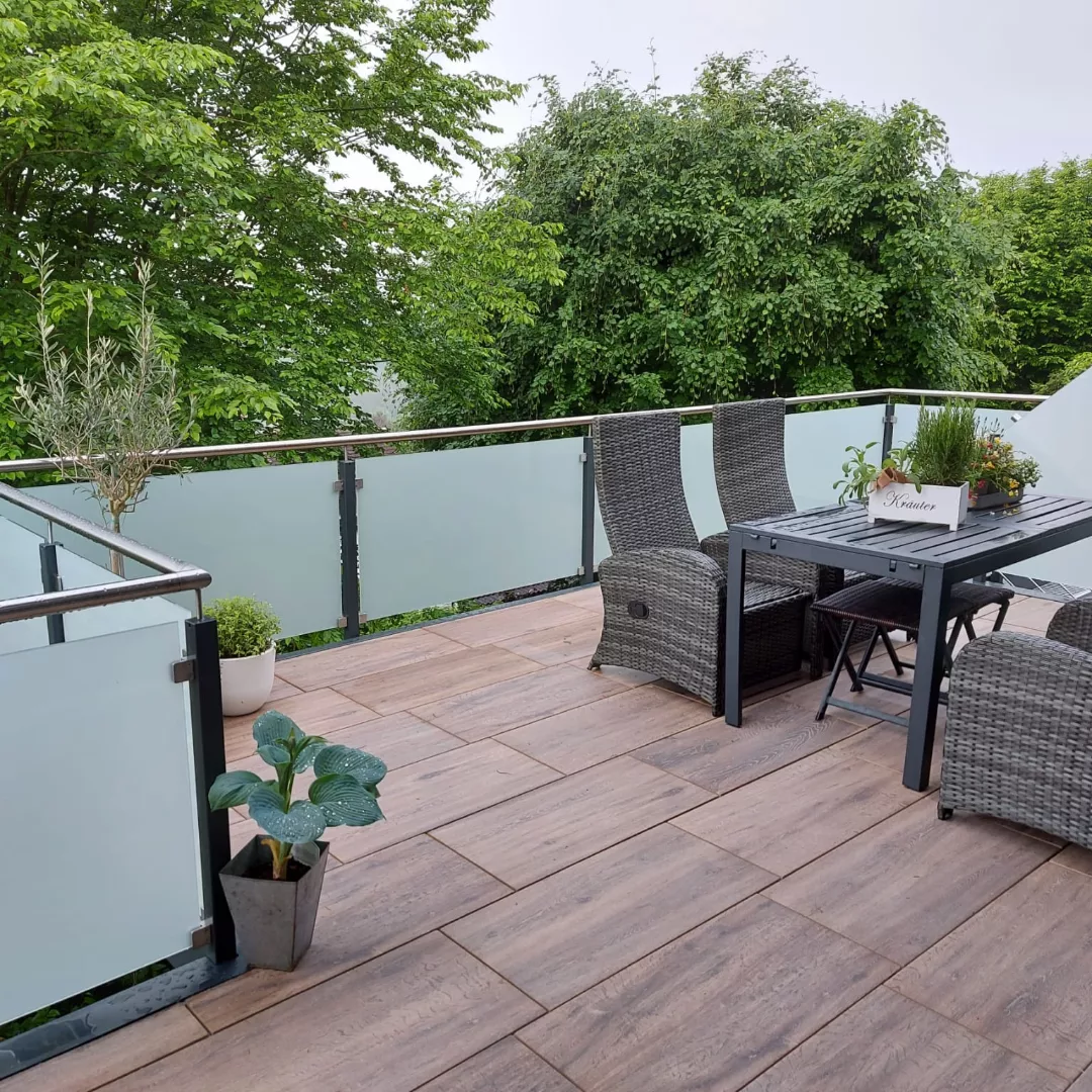 Dachterrasse mit Edelstahlgeländer und Milchglasfüllung
