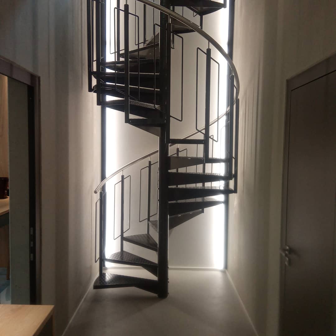 Schwarze Spindeltreppe aus Stahl im Innenbereich