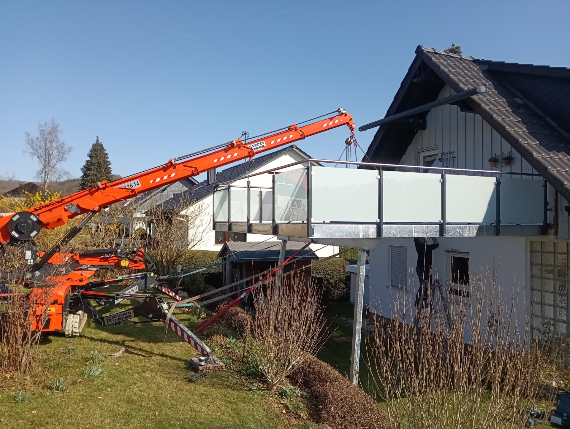 Balkonmontage mit Kran an einem Einfamilienhaus